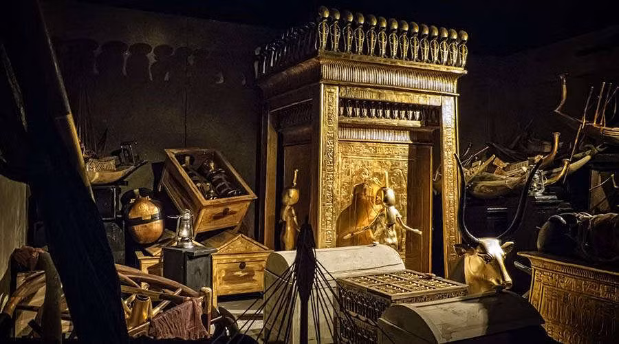 Sự kiện này trở thành phát hiện khảo cổ quan trọng trong lịch sử bởi kho báu vật "khủng" còn nguyên vẹn bên trong sau hàng ngàn năm. Các chuyên gia mất tới 10 năm để phân loại các cổ vật được tìm thấy trong lăng mộ. Thêm nữa, thông qua các cổ vật, đặc biệt là xác ướp Tutankhamun, các chuyên gia giải mã được một số bí ẩn về vị vua này.