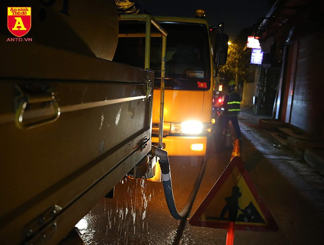 Xe hút bùn, xe phun nước phản lực được điều đến để làm sạch các hố ga quanh khu vực nhà máy Rạng Đông.