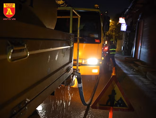 Xe hút bùn, xe phun nước phản lực được điều đến để làm sạch các hố ga quanh khu vực nhà máy Rạng Đông.