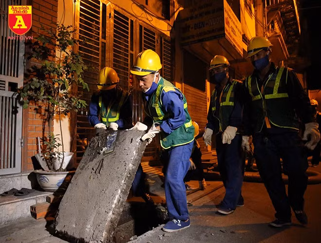 Với khoảng trên 10 phương tiện, thiết bị và 30 cán bộ, công nhân làm việc nửa đêm cho tới sáng