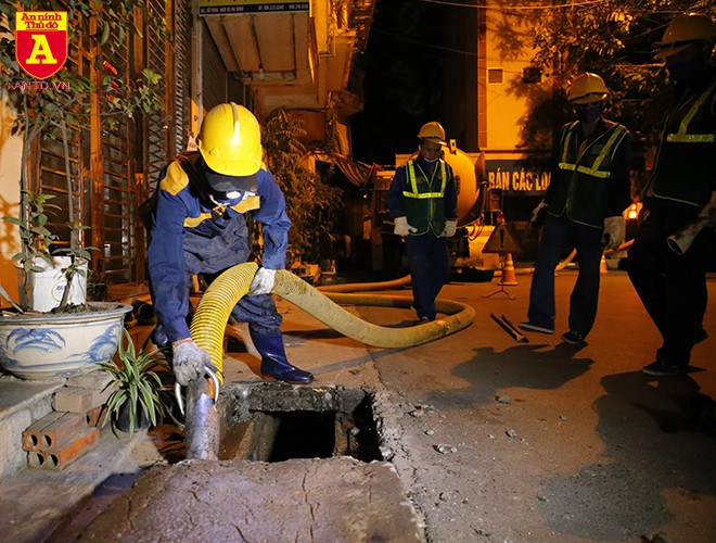 Những đường ống dài được đưa xuống cống để hút bùn thải lên