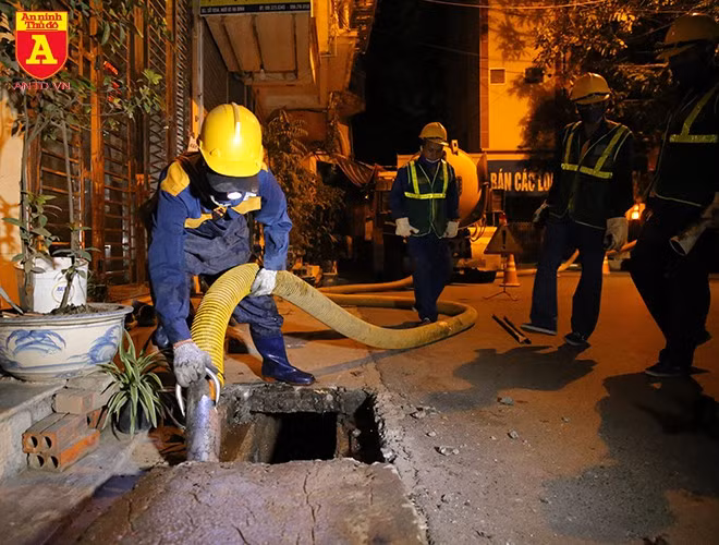 Những đường ống dài được đưa xuống cống để hút bùn thải lên