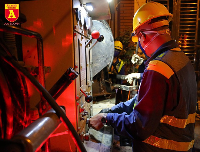 Quá trình hút bùn về đêm nên không ảnh hưởng nhiều đến giao thông cũng như cuộc sống của người dân