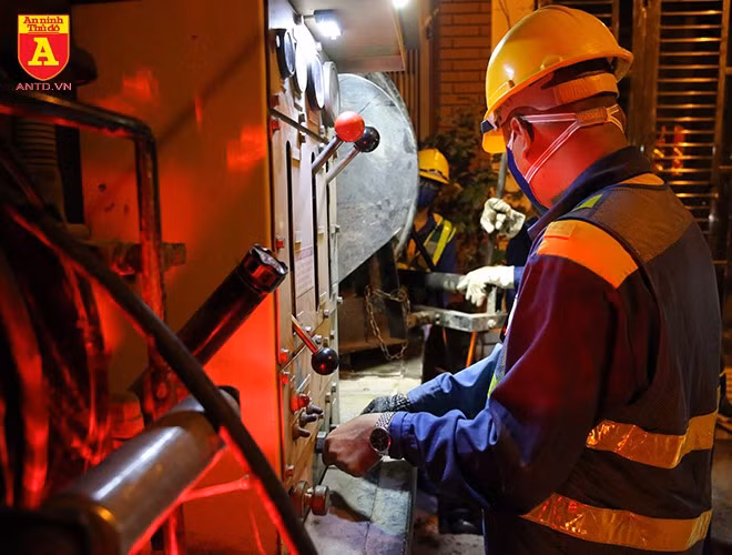 Quá trình hút bùn về đêm nên không ảnh hưởng nhiều đến giao thông cũng như cuộc sống của người dân