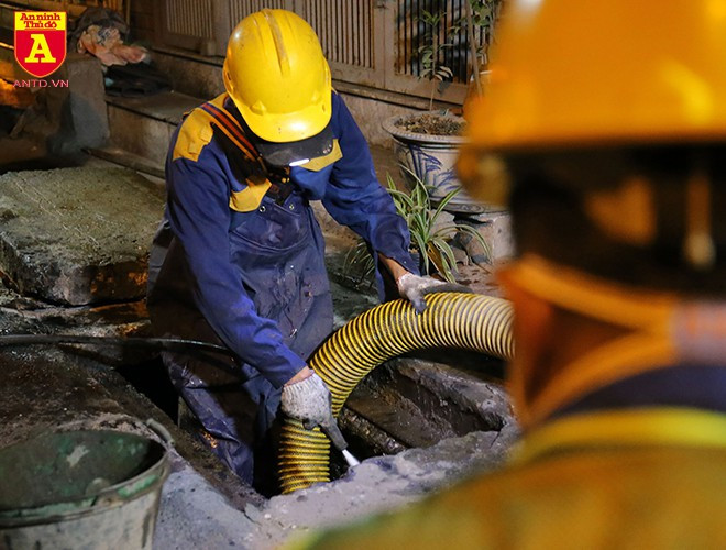 Vòi bơm áp lực cũng được xả liên tục để làm loãng bùn