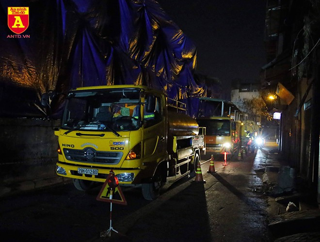 Những chiếc xe của Công ty Thoát nước Hà Nội đỗ dọc suốt đoạn đường Hạ Đình để hút chất thải quanh khu vực Nhà máy Rạng Đông (Thanh Xuân, Hà Nội)