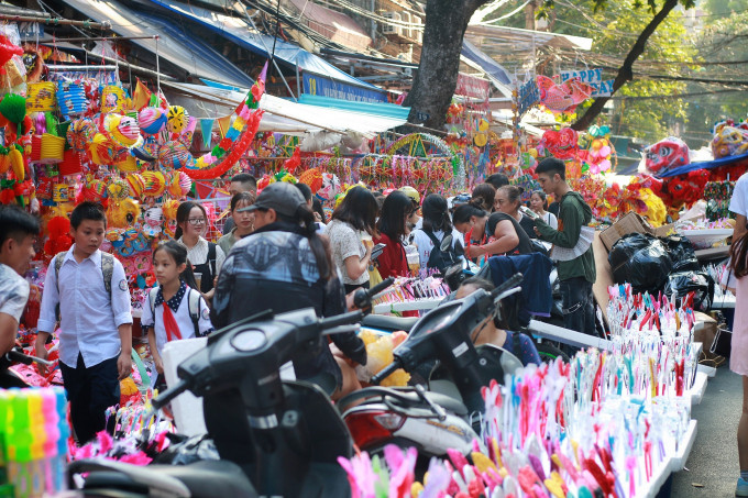 Việc biến khu chợ trung thu truyền thống số một Hà Nội thành địa điểm chụp ảnh vô tình gây ra các tình trạng như ùn tắc kéo dài trong nhiều giờ; ảnh hưởng trực tiếp tới các hộ kinh doanh: Đứng tạo dáng quá lâu trước cửa hàng, sử dụng mặt hàng kinh doanh làm phụ kiện chụp ảnh sau đó không mua…