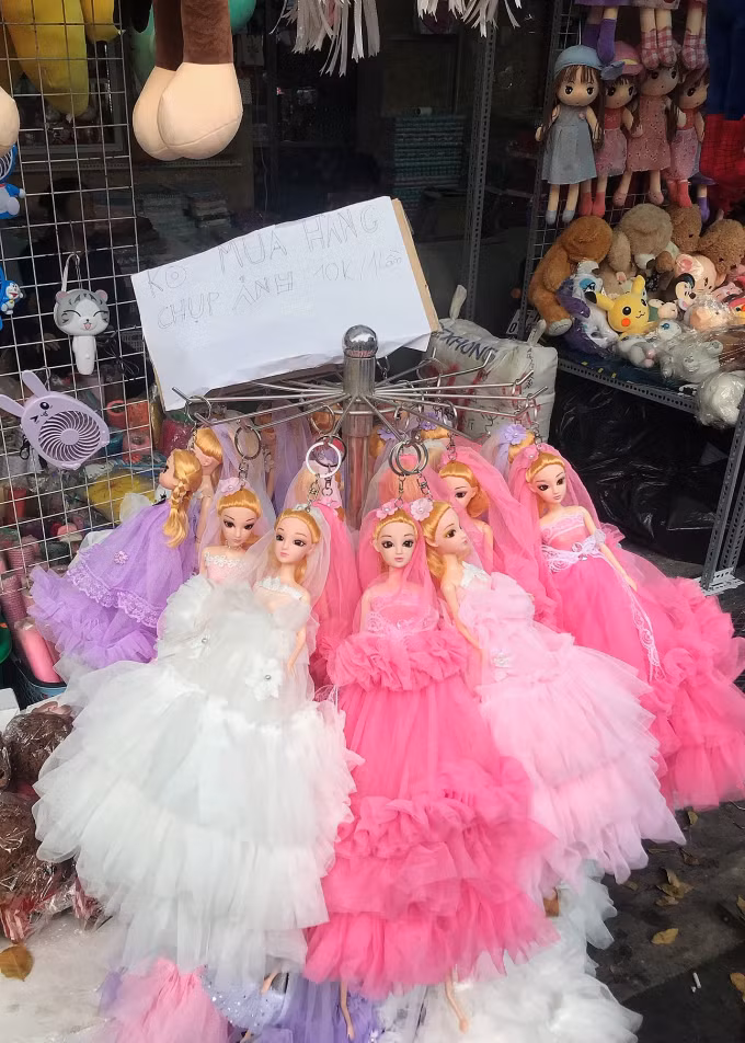 Nhiều chủ cửa hàng tỏ ra bức xúc với tình trạng này nên đề các biển “không chụp ảnh”; “Hãy là người chụp ảnh văn minh”;…