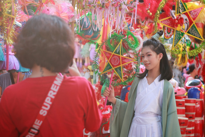 Bạn Thanh Mai (Đống Đa) cho biết: “Mình khá bất ngờ khi thấy những tấm biển này, đi qua đây cũng không dám giơ máy lên chụp hình. Nhưng mình nghĩ người bán hàng cũng có lý do hợp lý khi đề những tấm biển đó.” Thực tế không phải cửa hàng nào ở Hàng Mã cũng đề biển cấm chụp hình. Việc chụp hình sẽ dễ dàng hơn nếu người chụp xin phép và chụp hình có ý thức.
