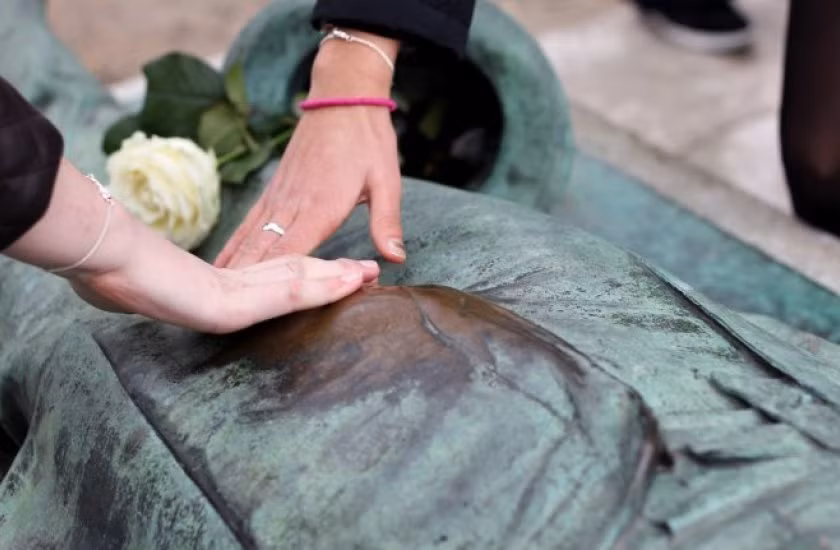 Người ta lưu truyền giai thoại chỉ cần đến ngôi mộ của ông, chạm môi vào bức tượng và xoa tay lên vị trí "của quý", phụ nữ sẽ nhanh chóng mang thai. Vì vậy, một số vị trí trên bức tượng bị sờ đến nhẵn bóng và được cho là xúc phạm đến sự yên nghỉ của người quá cố.