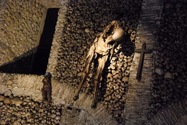 Tương truyền, nhà thờ lưu giữ xương của khoảng 5.000 tu sĩ. Theo đó, các loại xương được sắp xếp bao phủ khắp các mặt tường và trần nhà.