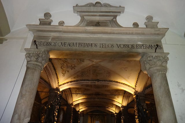 Đặc biệt, trên trần nhà thờ có ghi dòng chữ trích từ kinh Vulgate: "Melior est die mortis die nativitatis" (nghĩa là ngày một người khuất núi luôn tốt hơn ngày người đó chào đời). Thêm nữa, mỗi cửa ra vào nhà thờ đều có dòng chữ với nội dung: Xương của chúng tôi đã ở đây, chờ xương của bạn.