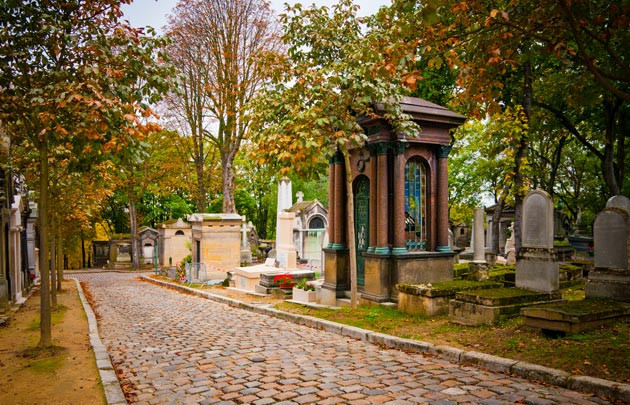 Nghĩa trang Père Lachaise là nơi an nghỉ vĩnh hằng của nhiều người nổi tiếng như Oscar Wilde, Balza, La Fontaine, Jim Morrison...