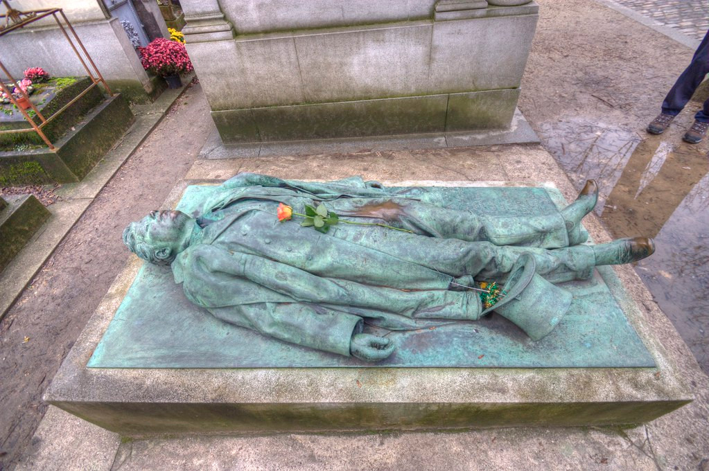 Trong đó, ngôi mộ của nhà báo Victor Noir nổi tiếng với một bức tượng đồng đen tạc chân dung người chết ở phía trên tấm bia mộ.