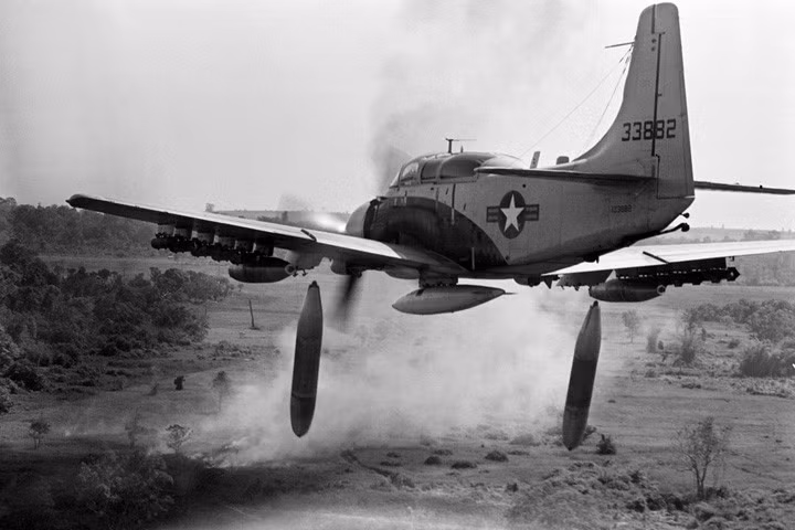 Máy bay A-1 Skyraider của quân đội Mỹ bay phía trên cánh rừng trước khi thả các quả bom nặng khoảng 230 kg xuống các vị trí ngày 26/12/1964.
