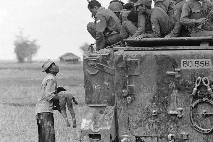 Hình ảnh đau lòng về một em bé thiệt mạng trong một hoạt động càn quét, lùng bắt của quân đội Sài Gòn tại một ngôi làng gần biên giới với Campuchia.