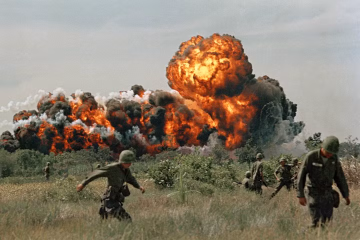 Binh sĩ Mỹ cho nổ bom napalm tại một khu vực ở miền Nam Việt Nam năm 1966.