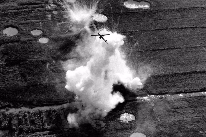 Trực thăng chiến đấu Cobra của Mỹ oanh tạc mục tiêu dưới mặt đất.