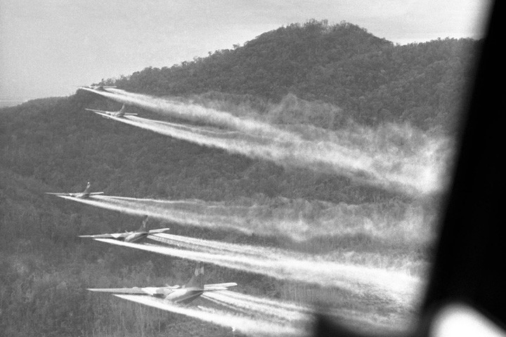 Đội máy bay C-123 của Mỹ rải chất khai quang lên các cánh rừng ở Huế ngày 14/8/1968.