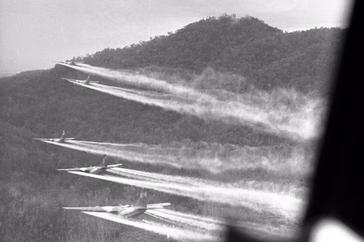 Đội máy bay C-123 của Mỹ rải chất khai quang lên các cánh rừng ở Huế ngày 14/8/1968.