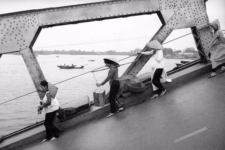 Một cây cầu ở thành phố Huế bị đánh sập bởi bom đạn chiến tranh.