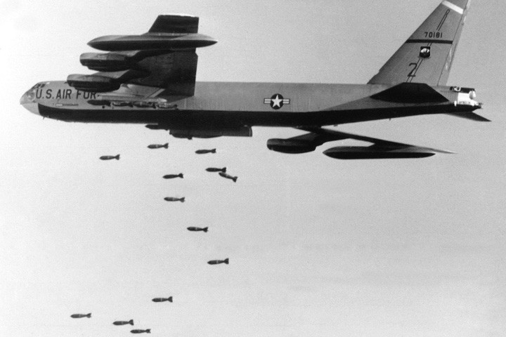 Máy bay B-52 của Không quân Mỹ rải hàng loạt bom xuống các vị trí ở gần Tây Ninh vào ngày 2/11/1965. Mỗi quả bom nặng hơn 340 kg nên khi phát nổ gây hậu quả kinh hoàng.