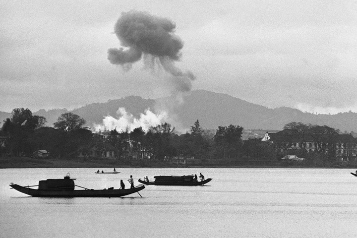Kể từ khi tham gia Chiến tranh Việt Nam, quân đội Mỹ thực hiện nhiều chiến dịch rùng rợn, đẫm máu gây thương vong lớn cũng như nhiều làng mạc, nhà cửa, đường xá... bị phá hủy. Trong ảnh là lính Mỹ cho nổ bom napalm xuống một ngôi làng ở ngoại ô Huế tháng 2/1963.