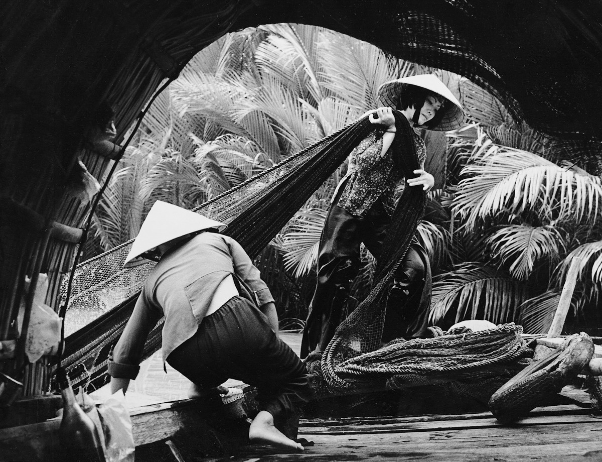 Hai phụ nữ kéo lưới đánh cá trên sông Cửu Long năm 1974.