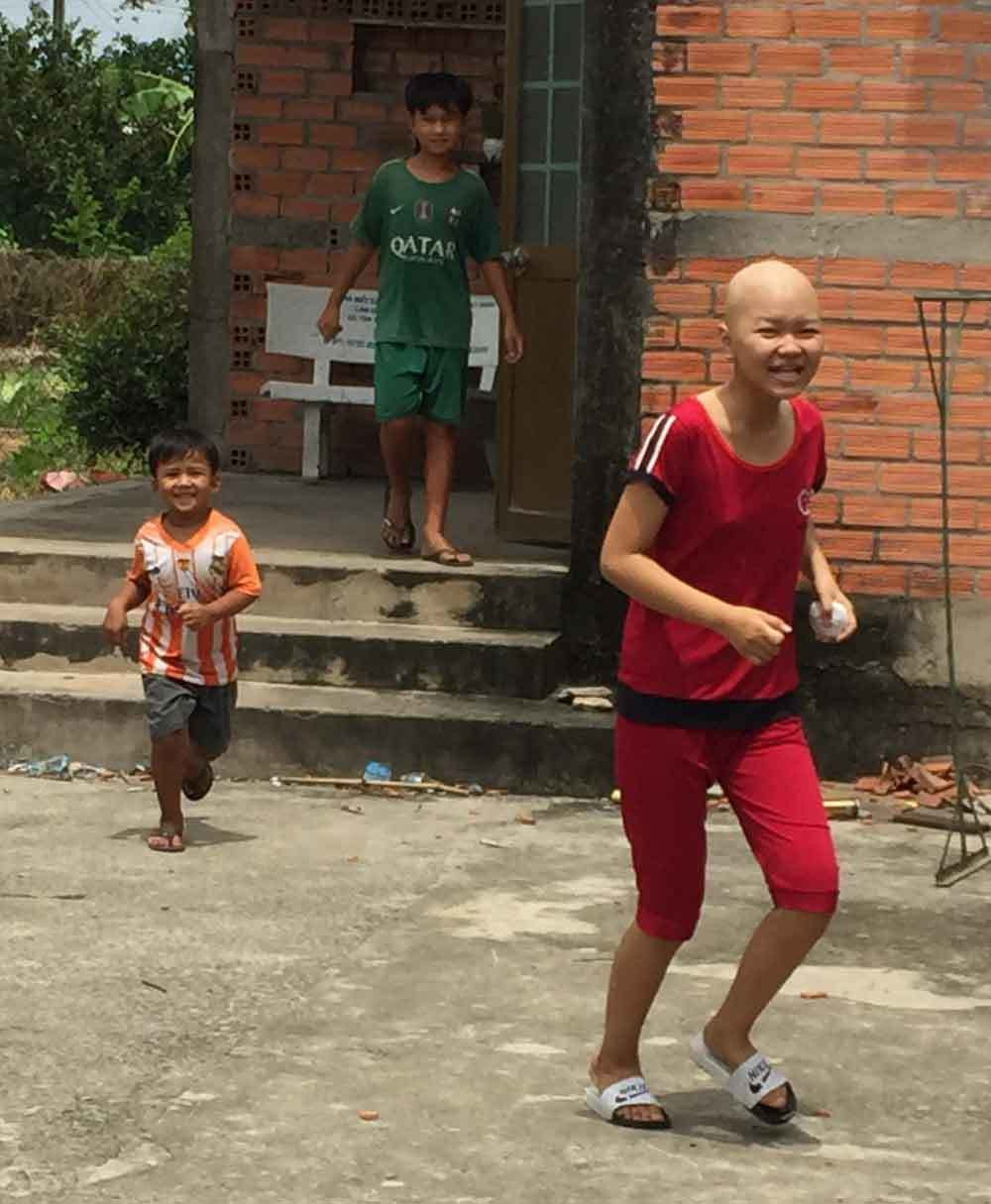 Be gai bi dau bung du doi, me tre chet lang nghe tin bao cua bac si