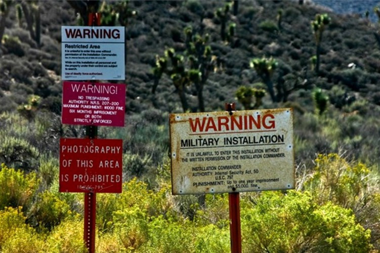 Theo thông tin từ CIA, phương tiện duy nhất có thể đến Vùng 51 là máy bay quân sự của Mỹ. Mọi nhân viên hay hàng hóa ra vào căn cứ đều được quản lý nghiêm ngặt.