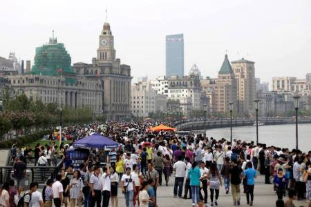 Bắc Kinh khuyến khích người dân tăng cường tiết kiệm sử dụng năng lượng, dùng năng lượng thân thiện với môi trường. Song song với đó, chính quyền Bắc Kinh cải cách hệ thống pháp luật và quy định liên quan đến bảo vệ và kiểm soát môi trường.