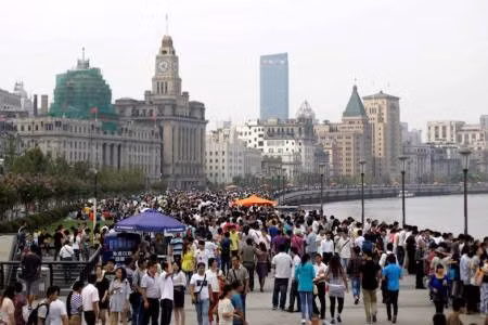 Bắc Kinh khuyến khích người dân tăng cường tiết kiệm sử dụng năng lượng, dùng năng lượng thân thiện với môi trường. Song song với đó, chính quyền Bắc Kinh cải cách hệ thống pháp luật và quy định liên quan đến bảo vệ và kiểm soát môi trường.