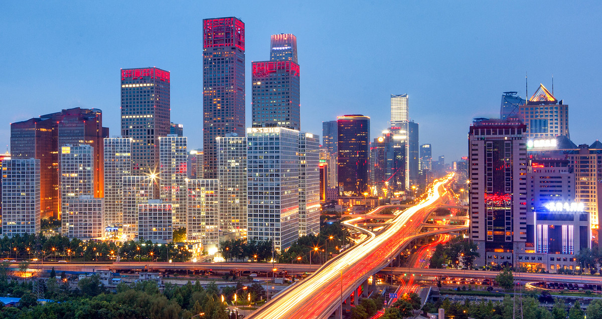 Đồng thời, Bắc Kinh yêu cầu kiểm tra và bảo dưỡng phương tiện giao thông có khả năng gây ô nhiễm. Những phương tiện giao thông cũ kỹ có lượng khí thải gây ô nhiễm lớn bị loại bỏ. Đồng thời, Bắc Kinh cũng siết chặt kiểm soát xe cộ từ các thành phố khác vào thủ đô.