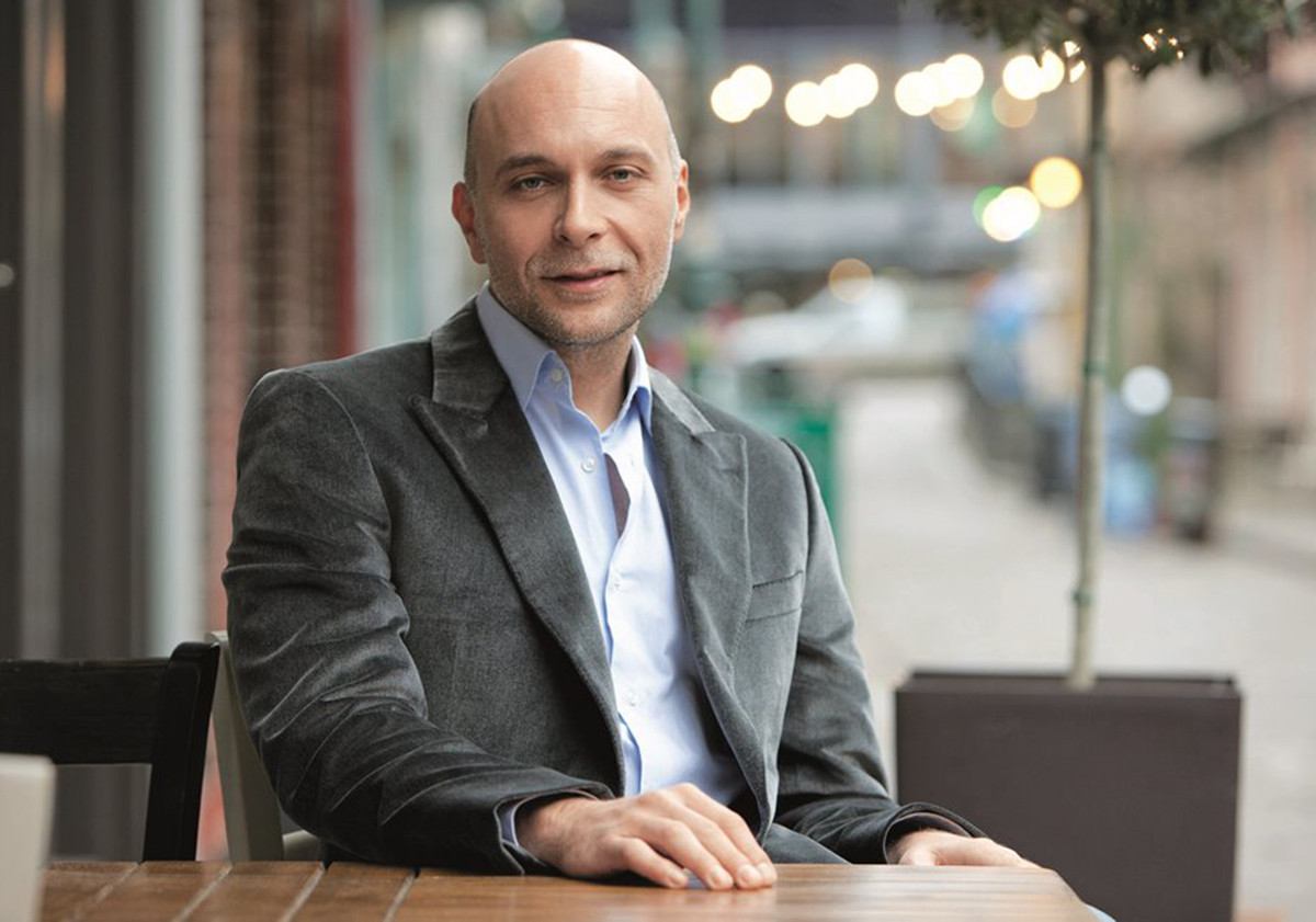 Sở hữu IQ 198, Evangelos Katsioulis là tiến sĩ y khoa, chuyên gia tâm thần học người Hy Lạp. Ông chính là người sáng lập tổ chức những người thông minh nhất thế giới - World Intelligence Network (WIN).