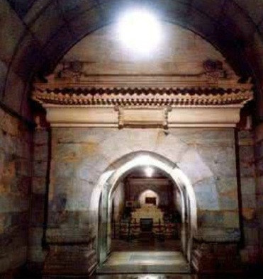 Sự việc đầu tiên xảy ra vào 20/2/1905. Khi ấy, Từ Hy Thái Hậu nhận được tấu sớ của quan lại báo cáo việc Cảnh Lăng bị "bà hỏa" ghé thăm.