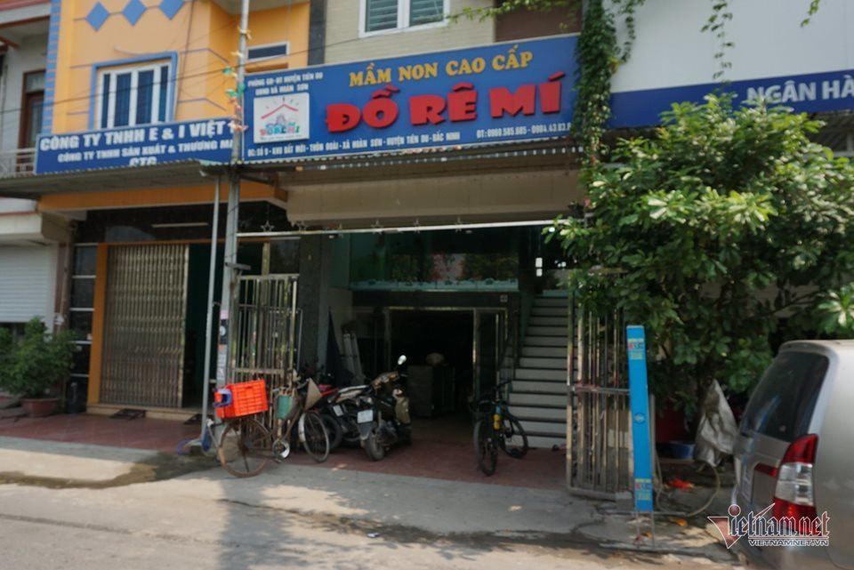 Be 3 tuoi bi bo quen tren xe truong Do Re Mi: Thoat chet nho cua he 10cm-Hinh-2