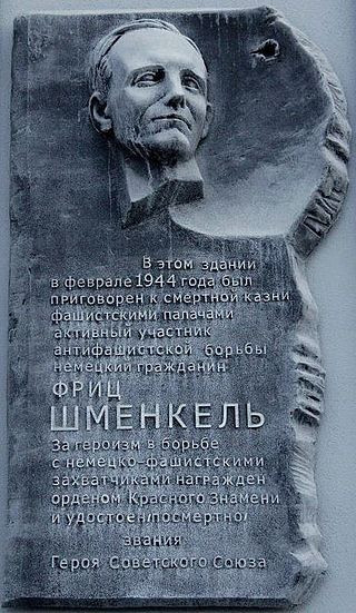 Trong suốt nhiều năm, tên tuổi của Schmenkel bị lãng quên. Phải đến năm 1961, cơ quan an ninh Liên Xô điều tra và phát hiện những thông tin về Schmenkel. 3 năm sau khi hoàn tất quá trình điều tra, ông được Liên Xô trao thưởng Huân chương Lenin và Anh hùng Liên Xô vì những cống hiến to lớn trong Thế chiến 2. Mời quý độc giả xem video: Tiếp tục truy tìm tội phạm chiến tranh thời phát xít Đức (nguồn: VTC14).