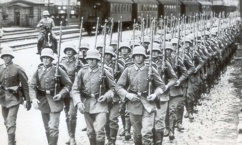 Tháng 10/1941, Schmenkel được thả tự do và được gửi đến Mặt trận phía Đông để cải tạo và huấn luyện chiến đấu. Tại đây, ông quyết định đào ngũ và lẩn trốn trong ngôi làng Kurganovo.