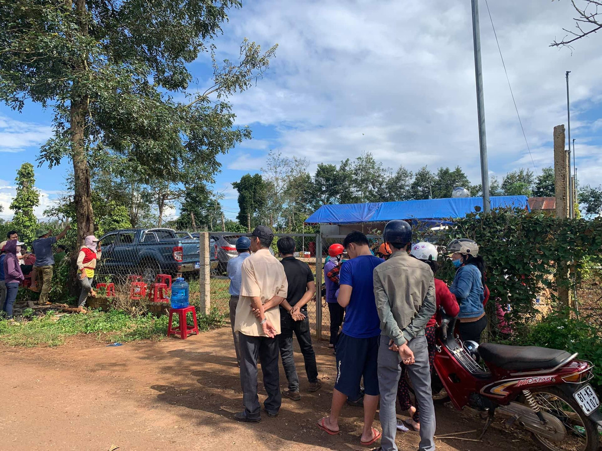 Vo nam duoi nen nha voi nhieu vet chem, chong treo co tu vong