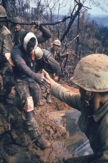 Nhiều lính Mỹ bị thương trong chiến dịch Prairie ở khu vực phi quân sự tháng 10/1966.