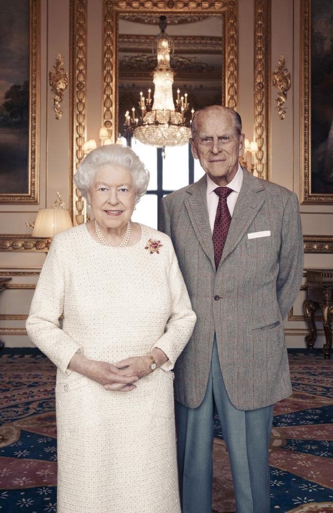 Đây chính là lý do vì sao Nữ hoàng Elizabeth II và Hoàng thân Philip, hoàng tử William và công nương Kate không bao giờ nắm tay nhau, ôm nhau, thậm chí là hôn say đắm trước công chúng.