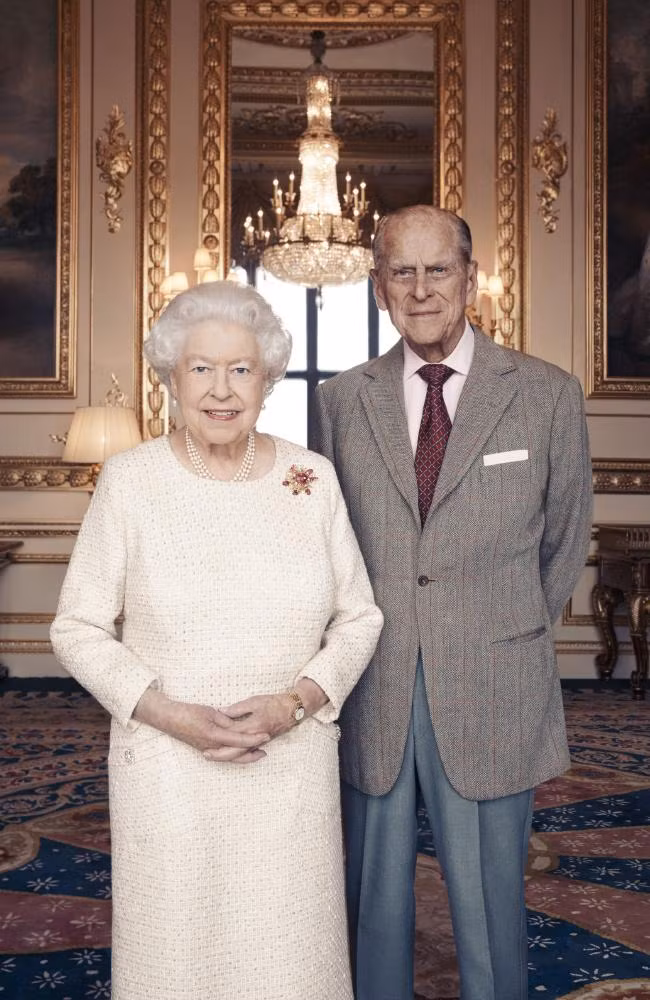 Đây chính là lý do vì sao Nữ hoàng Elizabeth II và Hoàng thân Philip, hoàng tử William và công nương Kate không bao giờ nắm tay nhau, ôm nhau, thậm chí là hôn say đắm trước công chúng.