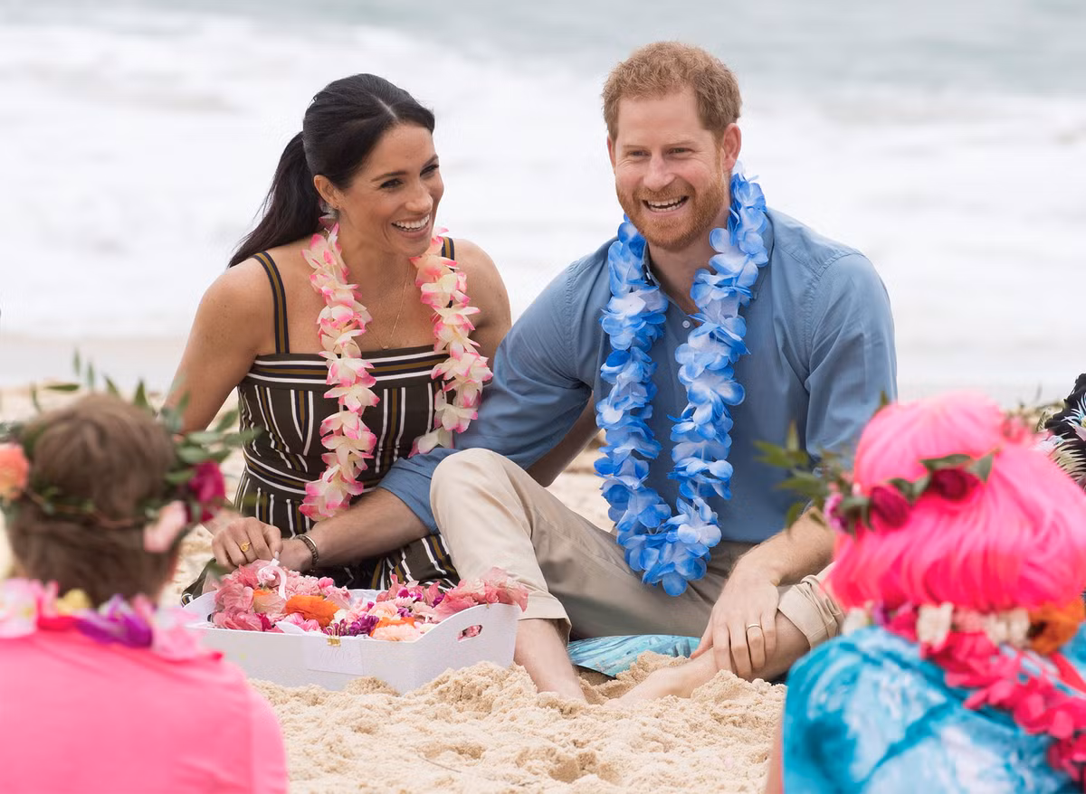 Tại đây, hoàng tử Harry và vợ cởi giày và bước chân trần trên cát, đi dạo ở bãi biển tuyệt đẹp như những người dân bình thường.