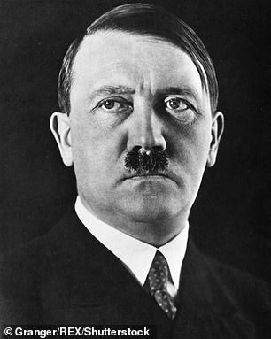 Một số bức tranh của Hitler được bán cho du khách mua về làm kỷ niệm.