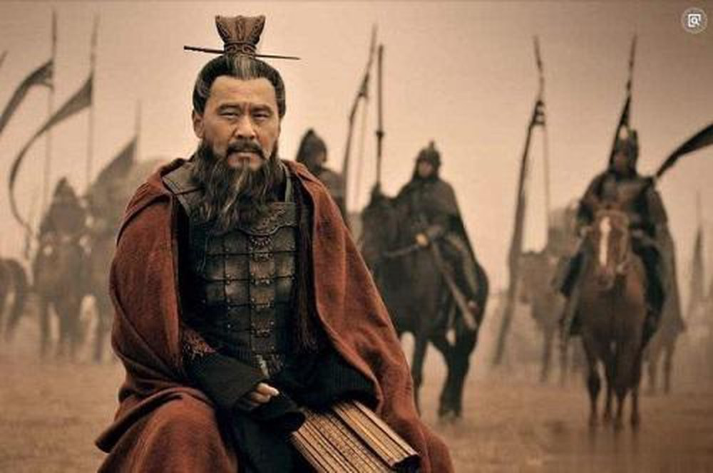 Đến năm 199, Tôn Sách lên kế hoạch đánh chiếm thành Lư Giang ở Dương Bái do Lưu Huân kiểm soát. Khi ấy, Tôn Sách kiêng dè sức mạnh quân sự của Lưu Huân nên quyết định không tấn công trực diện.