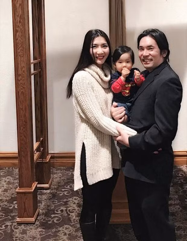 Tuy nhiên, cuối năm 2018, người mẫu Ngọc Quyên gây bất ngờ khi thông báo mình và chồng Việt Kiều đã ly hôn. Lý do khiến hôn nhân của họ tan vỡ là vì bất đồng quan điểm, mâu thuẫn không thể hàn gắn. Cả hai đã từng có ý định ly hôn 5 lần trước đó nhưng cũng vì con nên họ đã cố gắng bỏ qua. Khép lại 4 năm không mấy êm đẹp, Ngọc Quyên cho biết hiện tại mình chỉ muốn sống một cuộc sống bình thường và nuôi con.