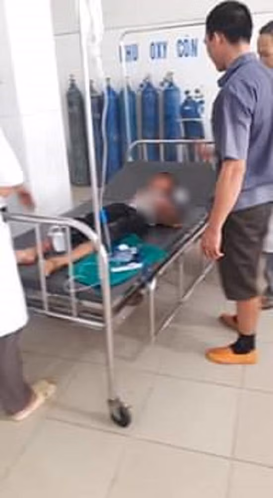 Nguoi cha dau don ke lai phut nguoi em ruot khi dang chem dut lia tay con trai 10 tuoi-Hinh-2