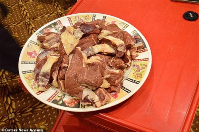 Trong khi ở nhiều nơi cấm nuôi những con như thế này tại nhà thì doanh nhân Zulkaif Chaudhary cho hay anh được chính quyền cấp phép giữ con sư tử tại nhà.