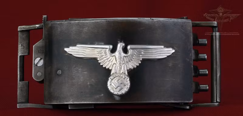 Súng siêu nhỏ bên trong thắt lưng được đánh giá là một vũ khí hiếm và độc đáo của Đức quốc xã. Nó còn được biết đến với tên gọi SS-Waffenakademie Koppelschloßpistole hay súng dây thắt lưng.