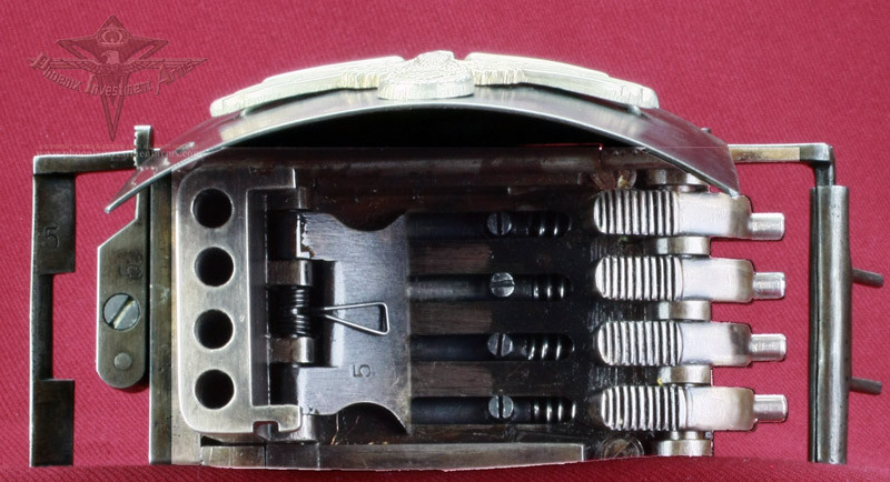 Vì vậy, Đức quốc xã cho sản xuất nguyên mẫu 2 phiên bản của SS-Waffenakademie Koppelschloßpistole vào những năm 1943 - 1944.